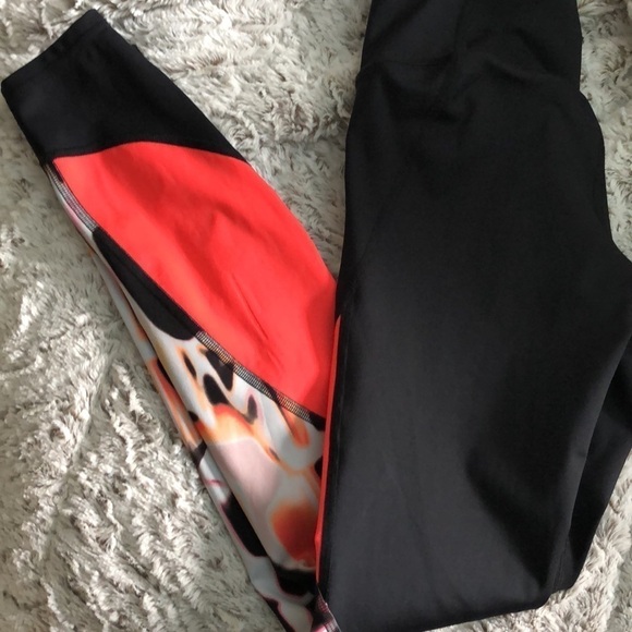 Under Armour with rush paint colour block leggings - Picture 12 of 12